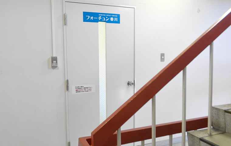 入り口はビルを上がって2階になります